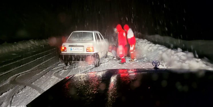 امدادرسانی به سرنشینان 18 خودروی گرفتار شده در برف اندیکا