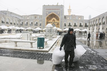   بارش برف در حرم مطهر امام رضا (علیه السلام)