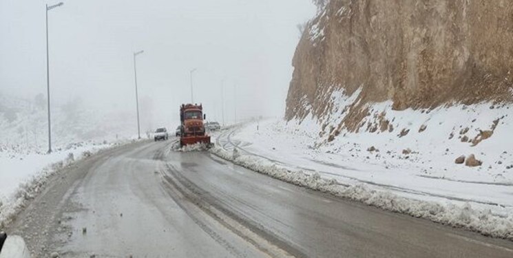 تردد در محورهای زنجان با وجود بارش برف و باران روان است