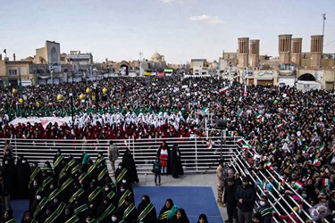 دیدار مردمی رئیس‌جمهور در «میدان امیرچخماق»