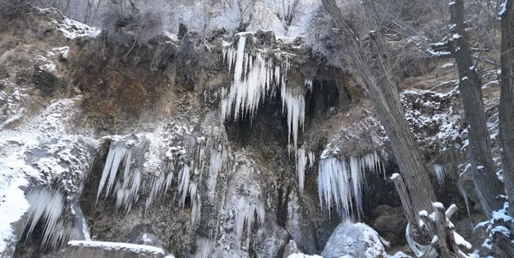 رودخانه و آبشار اخلمد چناران یخ زد