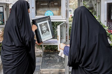 روز مادر؛ مادران در کنار شهدا