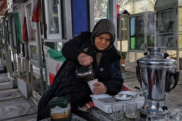 روز مادر؛ مادران در کنار شهدا