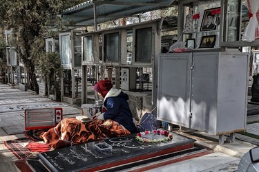 روز مادر؛ مادران در کنار شهدا