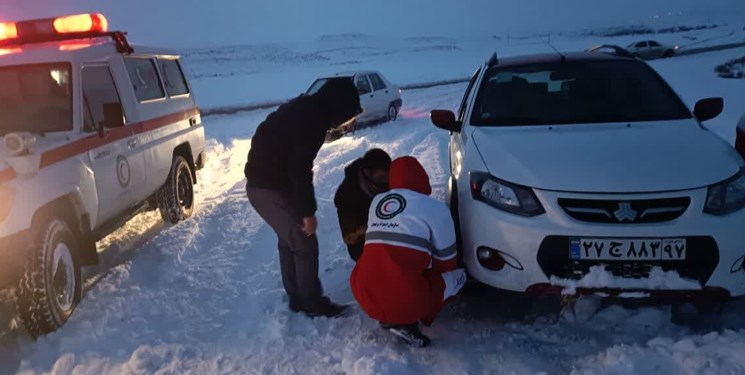 امدادرسانی هلال احمر به  مسافران گرفتار برف و کولاک در جاده‌های زنجان