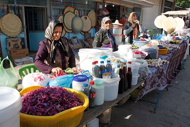 خوداشتغالی زنان روستایی از طریق گسترش و توسعه صنایع دستی در روستاها می تواند تا حد زیادی نقش زنان را ارتقا دهد