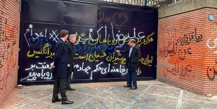 وقتی خشم مردم از جاسوسی انگلیس با شعارنویسی روی دیوار سفارت نمود پیدا می‌کند