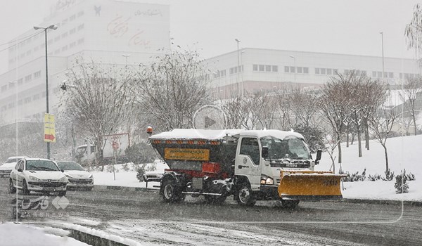 فیلم| واکنش مردم و اصلاح طلبان نسبت به عملکرد شهرداری در برف روبی