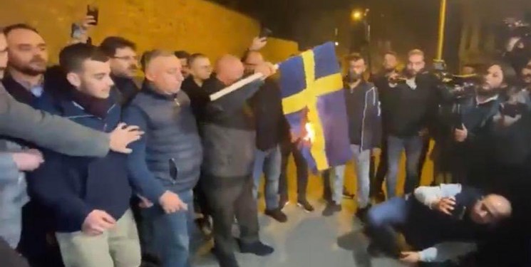پرچم سوئد در استانبول به آتش کشیده شد+فیلم
