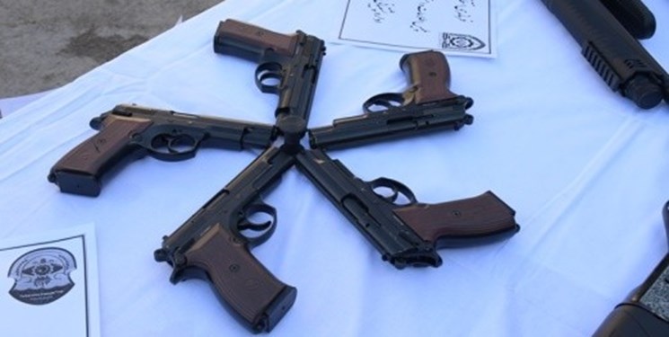 باند قاچاق سلاح در مشهد متلاشی شد/ کشف ۱۳ قبضه اسلحه وینچستر  و کلت