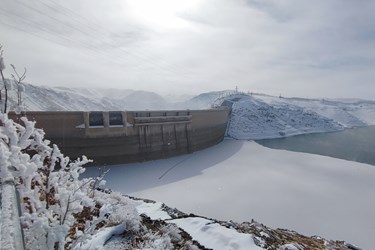 سد زاینده رود در زمستانی برفی