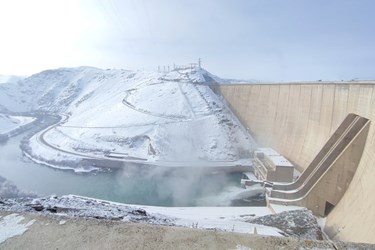 سد زاینده رود در زمستانی برفی
