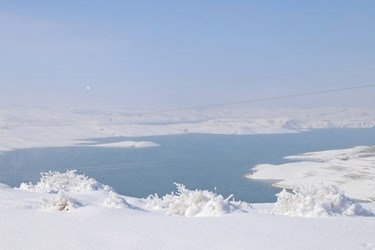 سد زاینده رود در زمستانی برفی