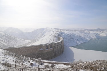 سد زاینده رود در زمستانی برفی