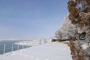 سد زاینده رود در زمستانی برفی