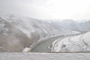 سد زاینده رود در زمستانی برفی