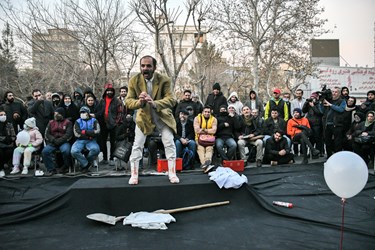 اجرای نبودن برای بودن  به کارگردانی سوران حسینی  از شهرمریوان  در هشتمین روز از جشنواره تئاتر فجر  پهنه رودکی 