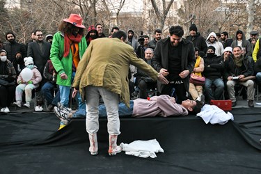اجرای نبودن برای بودن  به کارگردانی سوران حسینی  از شهرمریوان  در هشتمین روز از جشنواره تئاتر فجر  پهنه رودکی 