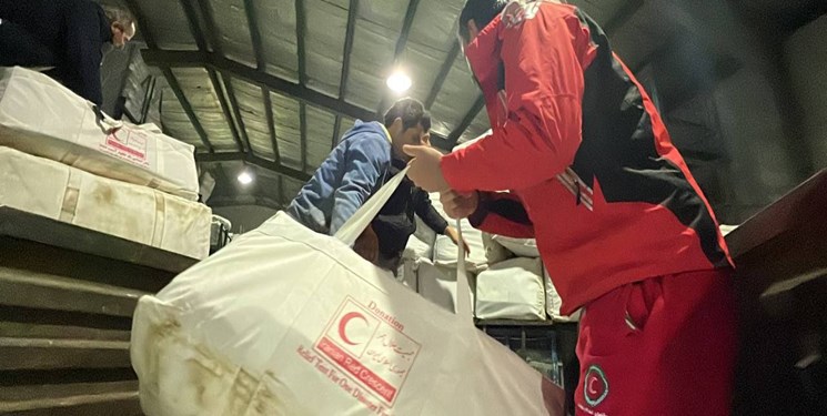 ۷۰ تن اقلام امدادی در حال بارگیری در باند فرودگاه مهرآباد برای ارسال به خوی