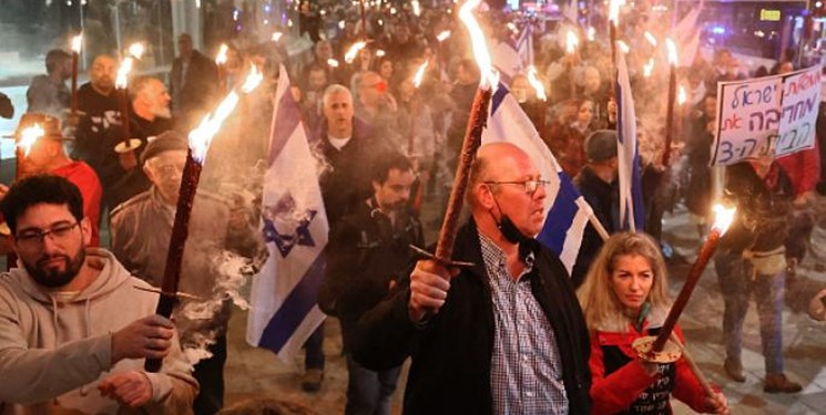 مقابله آتشین فلسطینی‌ها با رژیم اشغالگر؛ صهیونیست‌ها هم با شمع، علیه نتانیاهو به خیابان آمدند