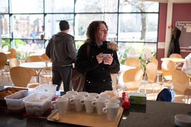 UK Cost-of-Living Crisis Pushes Mothers to Brink