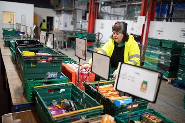 UK Cost-of-Living Crisis Pushes Mothers to Brink