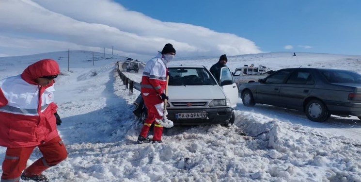 امدادرسانی هلال احمر به408 مسافر گرفتار در برف و کولاک