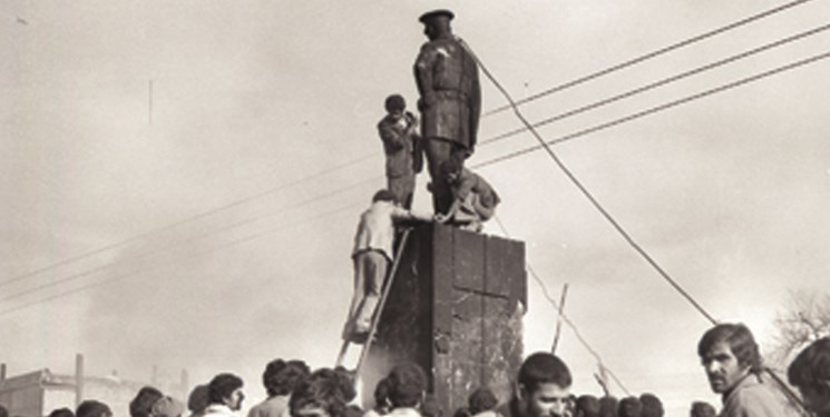 فجر 44| روایت سرنگونی مجسمه نماد دیکتاتوری در نخستین شهر ایران/ با سیم بکسل گردن شاه را شکستند