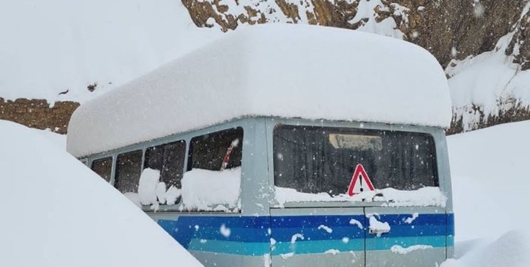 یک روز برفی و گرفتاری هزار خودرو در جاده‌های کرمانشاه/ برف و یخ‌زدگی مانع فعالیت فرودگاه نشده است