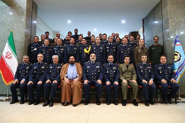 عکس یادگاری فرماندهان نهاجا با  امیر خلبان حمید واحدی فرمانده نیروی هوایی ارتش 