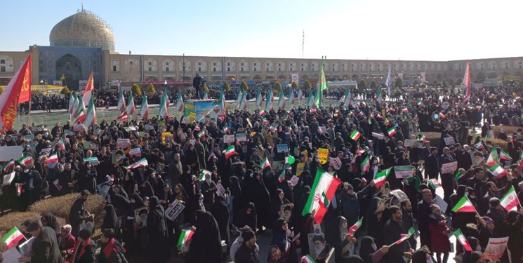 حضور خانوادگی اصفهانی‌ها در جشن بزرگ انقلاب در فجر 44