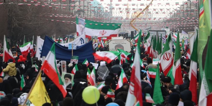 حضور پر شور نوجوانان مشهدی در راهپیمایی 22 بهمن/ سرمای شدید هم مانع همایش میلیونی مردم نشد
