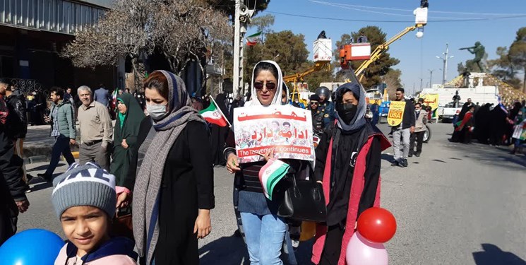 ناگفته‌های کم‌حجاب‌ها و مُد روزهای راهپیمایی ۲۲ بهمن در کرمان/ وطن‌فروشی به‌گروه خونی ما نمی‌خورد