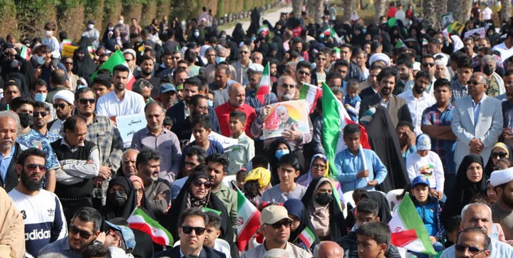 مردم بندرلنگه در راهپیمایی 22 بهمن در جوار خلیج فارس نیلگون+ عکس