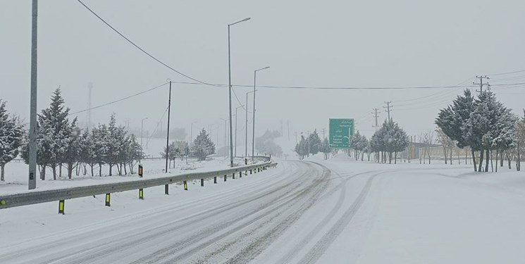 لغزندگی و یخبندان در جاده‌های زنجان/ راه ۴۷ روستا مسدود است