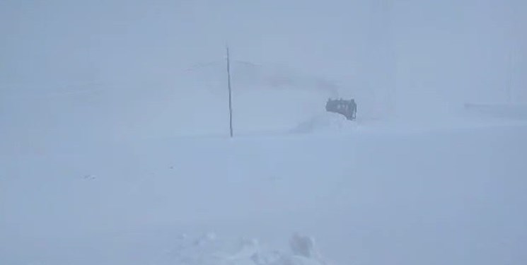 ارتفاع برف در «مادیان کوه» سنقروکلیایی به بیش از ۷ متر رسید+ فیلم