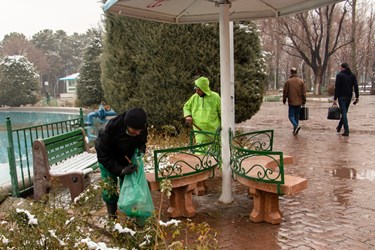 چند تن از پاکبان ها مشغول پاکسازی محل شیف خود در پارک لاله تهران هستند