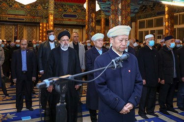 اقامه نماز جماعت  آیت الله سیدابراهیم رئیسی در مسجد تاریخی «دونگ سی» پکن