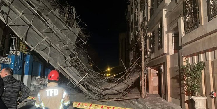 سقوط داربست از ساختمان 9 طبقه در پی وزش باد شدید