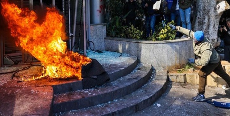 آتش‌ زدن بانک‌ها در لبنان به دنبال اوضاع نابسامان اقتصادی