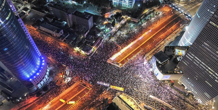 برای هفتمین هفته متوالی؛ دهها هزار نفر در تل آویو علیه نتانیاهو شعار دادند