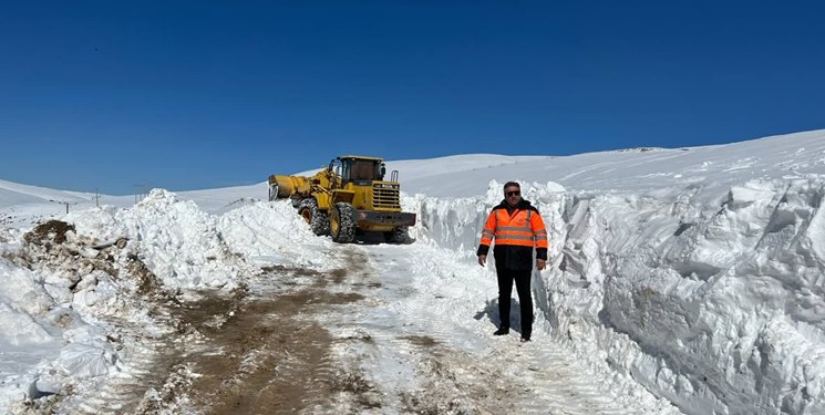 بازگشایی گردنه روستای کزلک آبیک با برف ۱.۵ متری