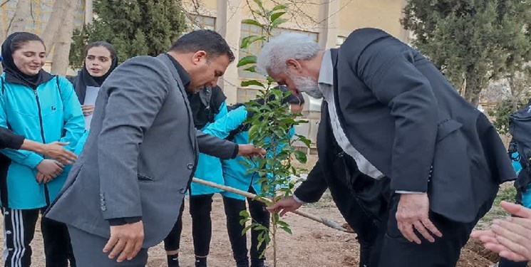 دانش‌آموزان ورزشکار کشور در شیراز درخت نشاندند