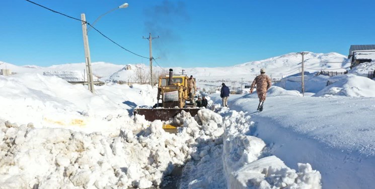 گزارش خدمات نیروی زمینی سپاه در مناطق برف‌گیر/ از بازگشایی جاده‌های مسدودشده تا رفع نیازهای فوری غذایی