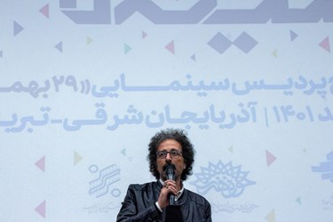 بابک خواجه پاشا نویسنده و گارگردان فیلم ( در آغوش درخت )