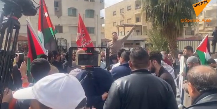 تجمع مردم اردن مقابل سفارت رژیم صهیونیستی در امان+ فیلم