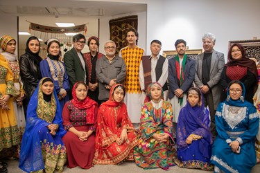 عکس یادگاری  هنرمندان افغانستانی  باحضور منصور حاجی  معاون اداره اتباع