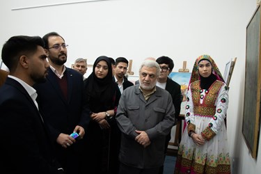 گفتگوی منصور حاجی معاون  اداره اتباع با یکی از هنرمندان افغانستانی  