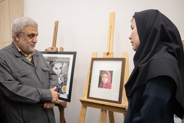 گفتگوی منصور حاجی معاون  اداره اتباع با یکی از هنرمندان افغانستانی  