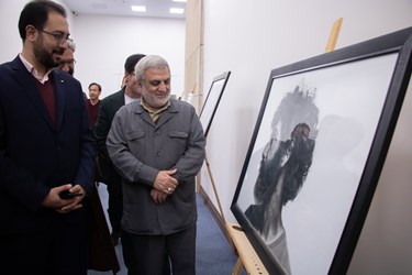بازدید منصور حاجی معاون  اداره اتباع از نمایشگاه هنرمندان افغانستانی  
